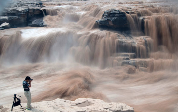 Grand waterfall attracts tourists