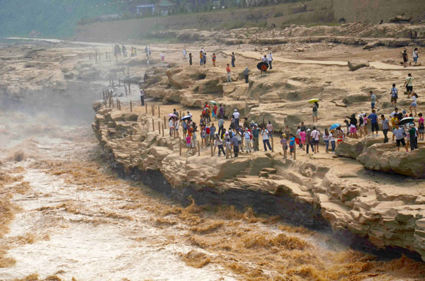 Grand waterfall attracts tourists