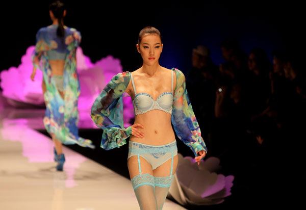 Underwear sizzles at China Fashion Week