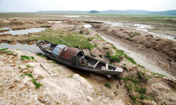 Freshwater lake sees low water level