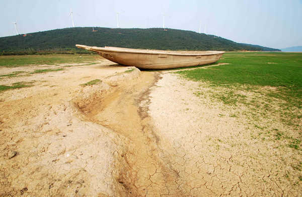 Freshwater lake sees low water level