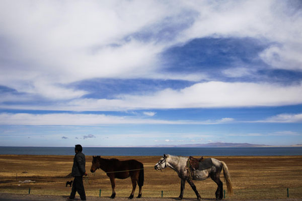 China's largest salt water lake expands