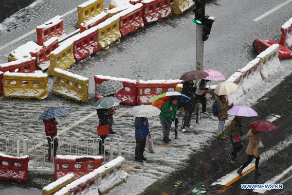 Cold wave brings heavy snow, sleet to Beijing