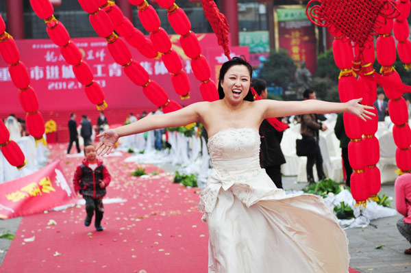 Migrant workers hold group wedding in Chongqing