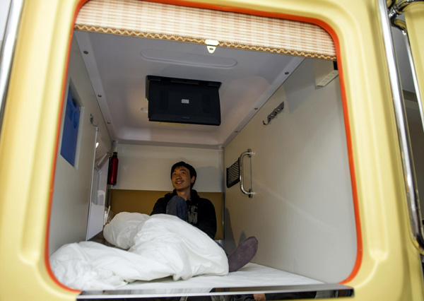 Would you stay in Chongqing's 1st capsule hotel?