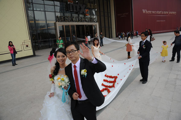 Nanning bride wears 520-meter wedding veil