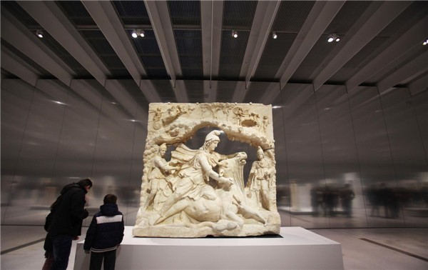 Regional branch of Louvre Museum opens in Lens