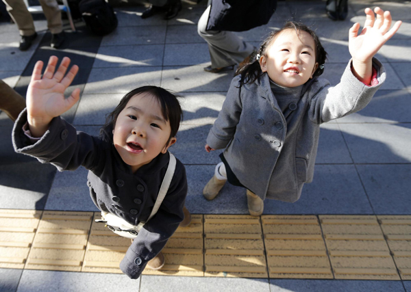 Window cleaners dress as Santa in Tokyo