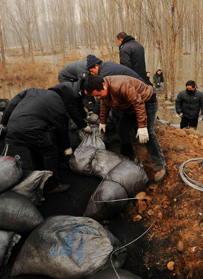 Workers battle to clean chemical spill in N China