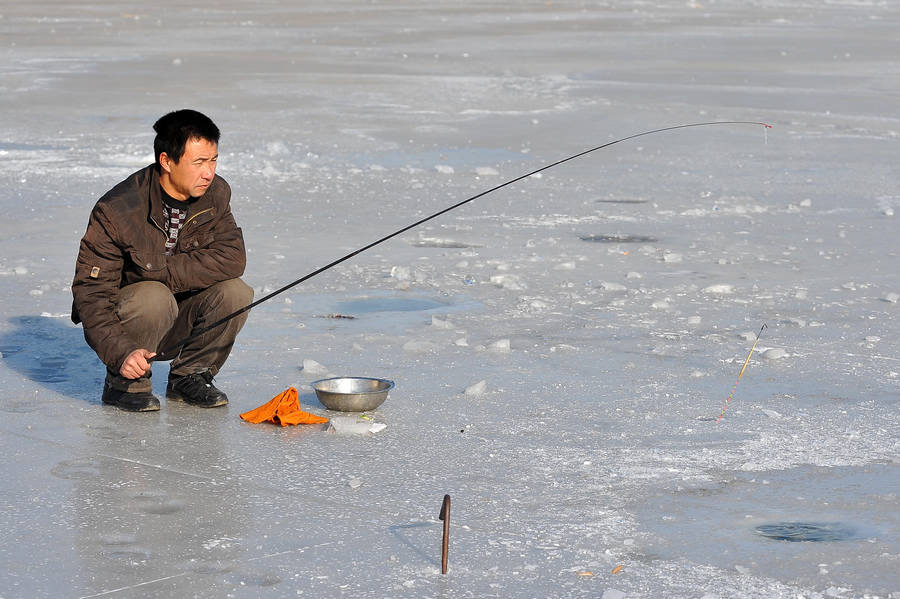 Ice fishing in E China