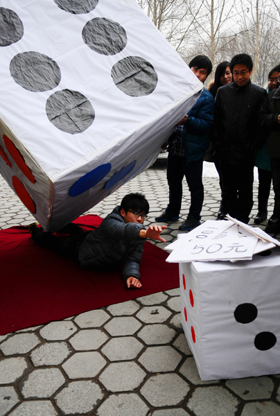 Students in E China put on anti-gambling show