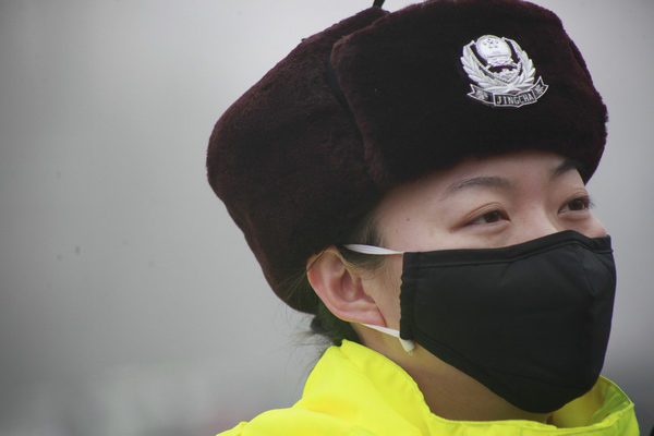 Traffic police don masks to arrest China's smog