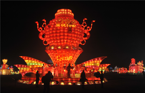 Lanterns decorated in E China to greet Spring Festival