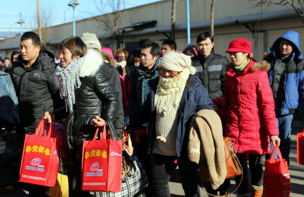 N China firm hires buses to take workers home