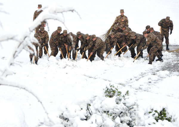 Snowstorm hits E. China