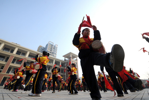 800 students bang drums as new semester starts