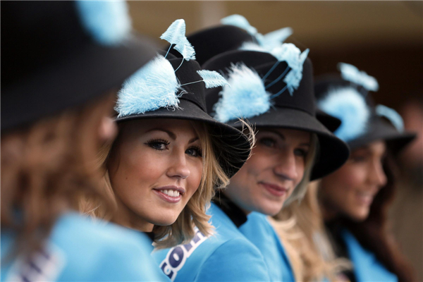 Ladies Day hat fashion