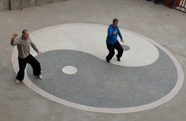 Foreigners on tai chi vacations in China