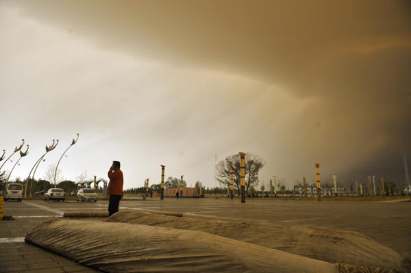 Sandstorms strike Northwest China