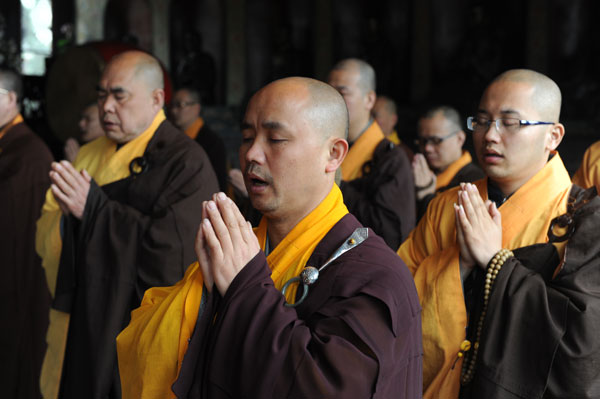 Beijing Buddhists pray for quake zone