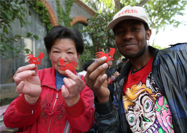 Overseas students learn Chinese folk art