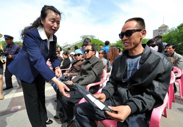 Blind people get mobility training in NW China