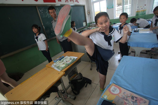 School teaches students self defense skills