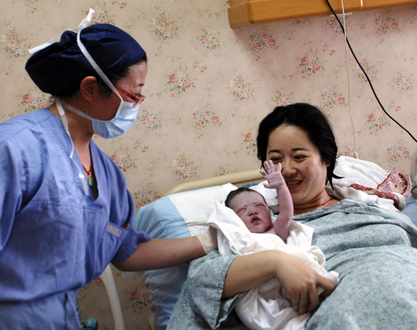 Baby boy born in water in Shanghai