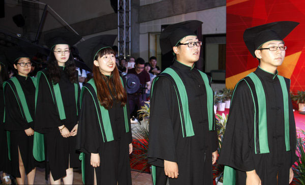 Chinese-style academic robes debut in E China