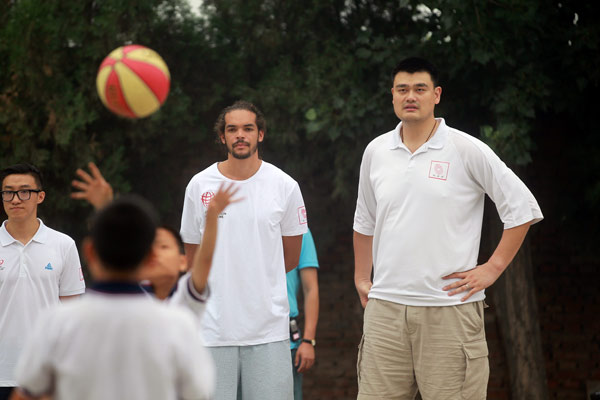 Yao, Noah give basketball lesson to school kids