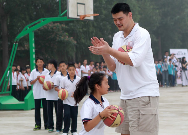 Yao, Noah give basketball lesson to school kids