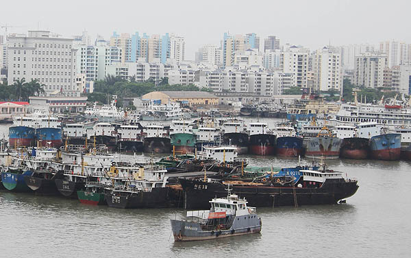 Tropical storm strands ships in Hainan