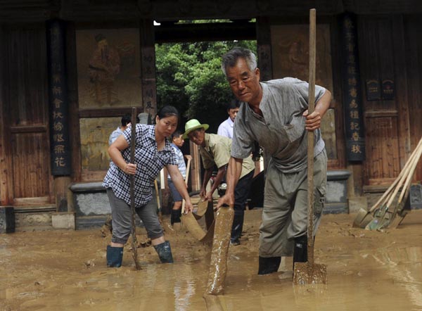 Cleanup begins following deadly floods