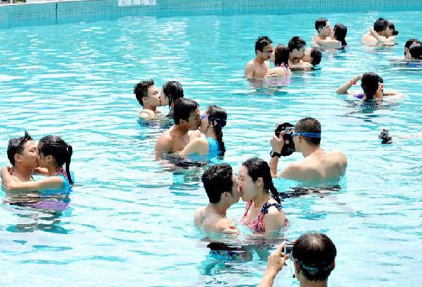 Underwater kissing contest a wet affair