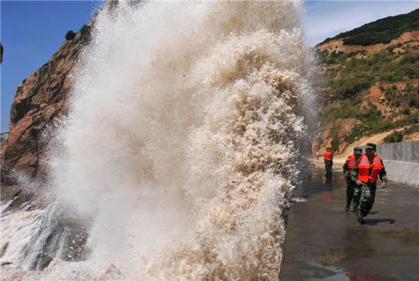 Typhoon Soulik brings huge waves