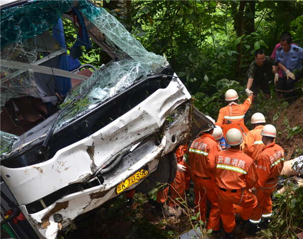 Rescue efforts after fatal bus crash in SW China