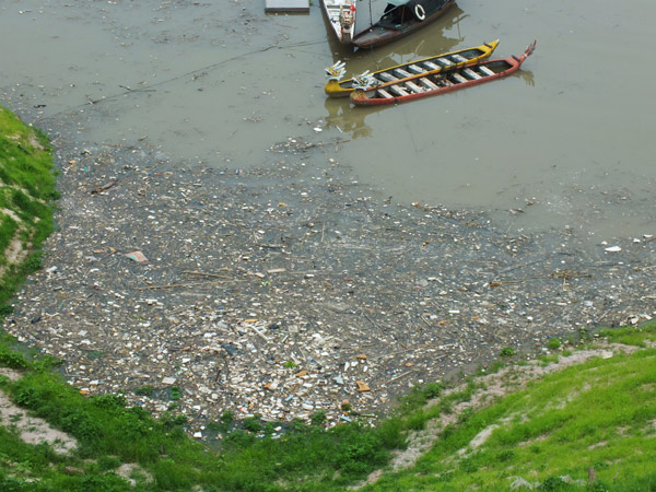 Yangtze River plagued by floating garbage