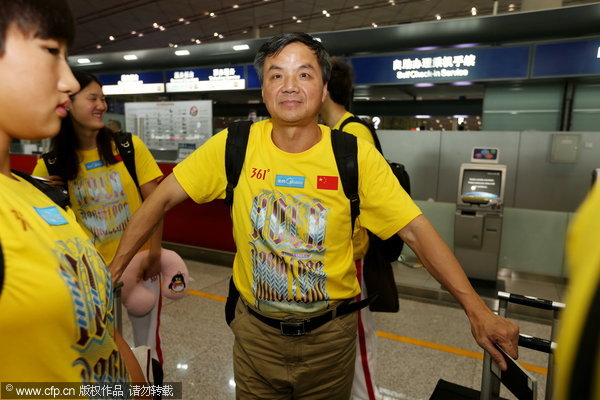 Chinese swimming stars swarmed at airport