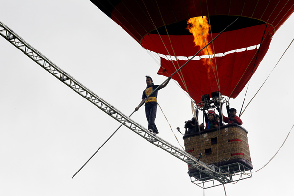 Chinese tightrope walker sets new record