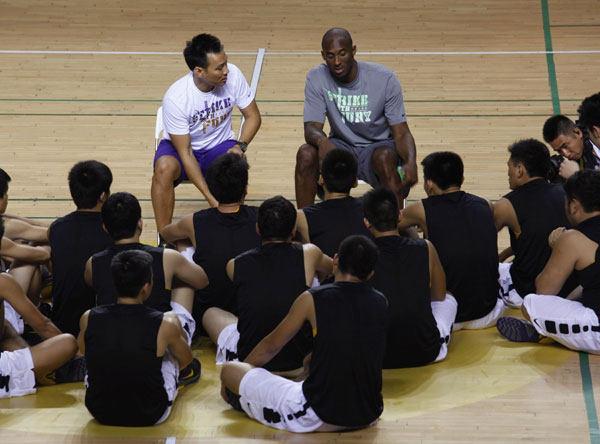 Kobe Byrant meets fans in Shenzhen