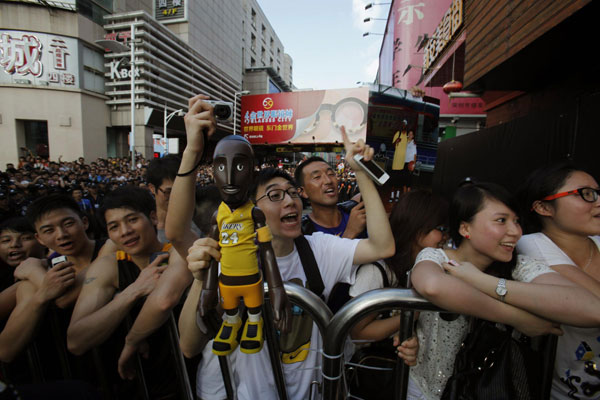 Kobe Byrant meets fans in Shenzhen