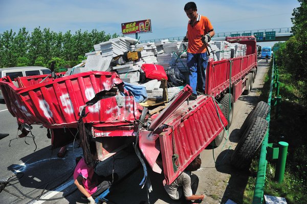 10 dead in highway pile-up in East China