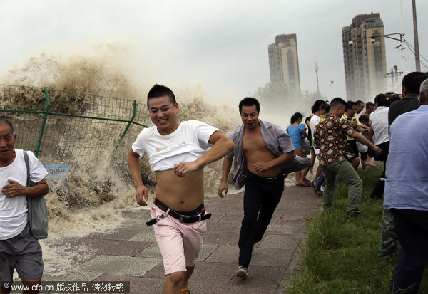 Typhoon waves crash over spectators in E China