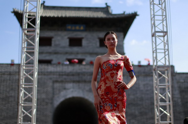 Models at car festival in N China