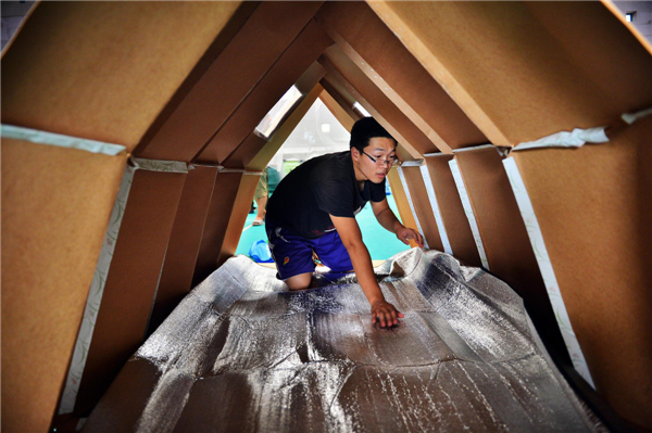 University sets up tents for parents of freshmen