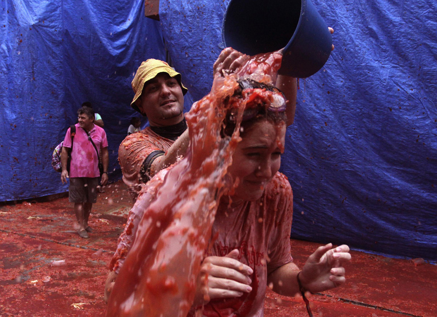 Tomato fight starts in Bunol, Spain