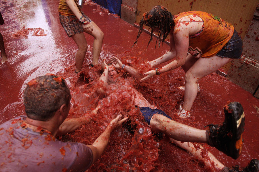 Tomato fight starts in Bunol, Spain