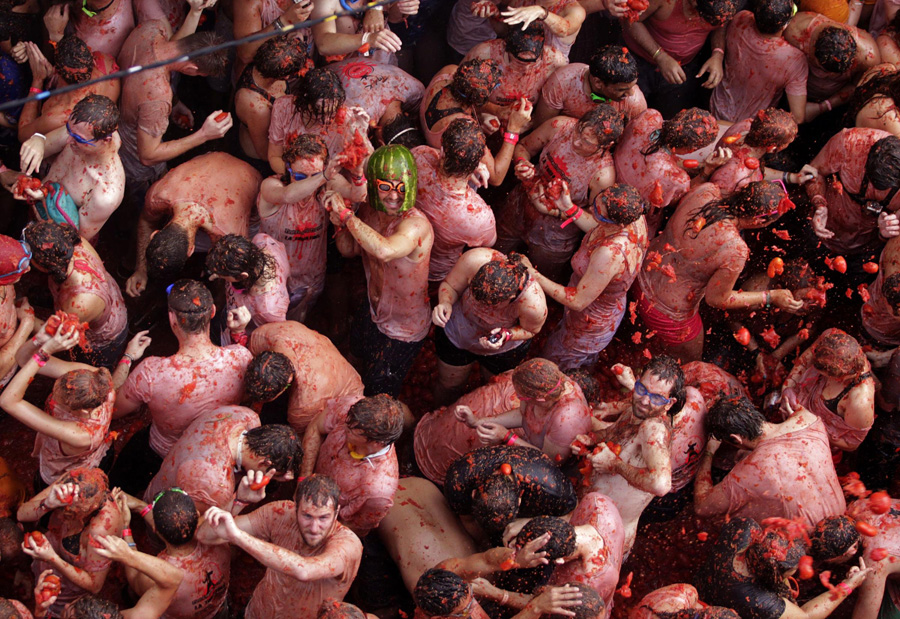 Tomato fight starts in Bunol, Spain