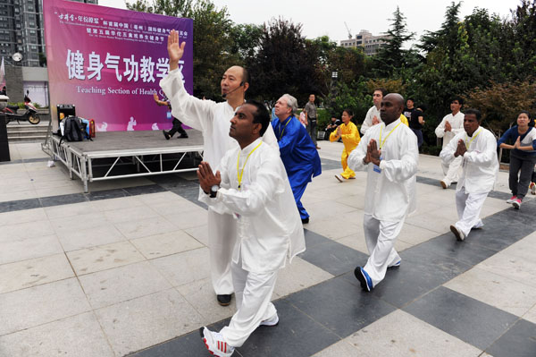 Qigong expo attracts many nationalities