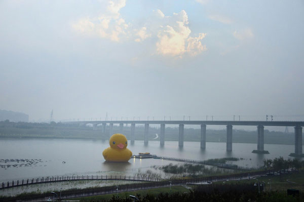 Giant Rubber Duck comes to life in Beijing